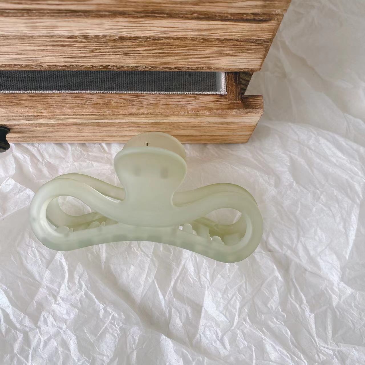 Florest Glossy Twisted Claw Clip