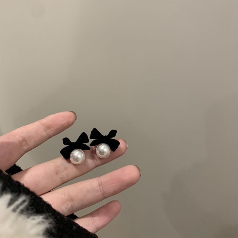 Noir Ribbon Pearl Earstud
