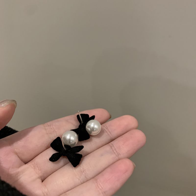 Noir Ribbon Pearl Earstud