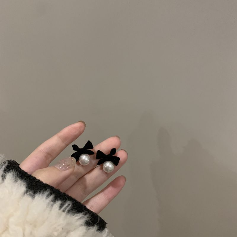 Noir Ribbon Pearl Earstud