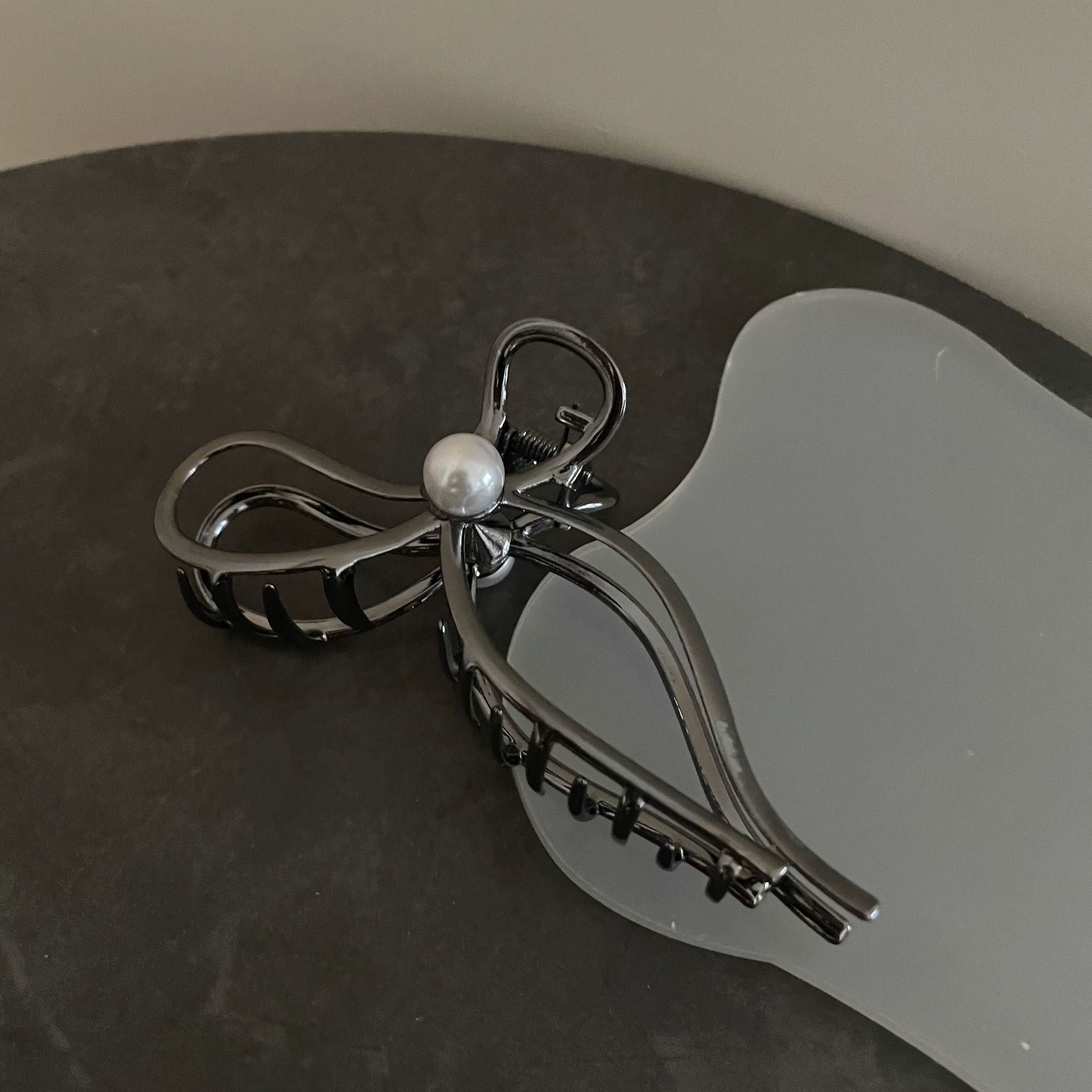 Abstract Clean Grunge Claw Clip