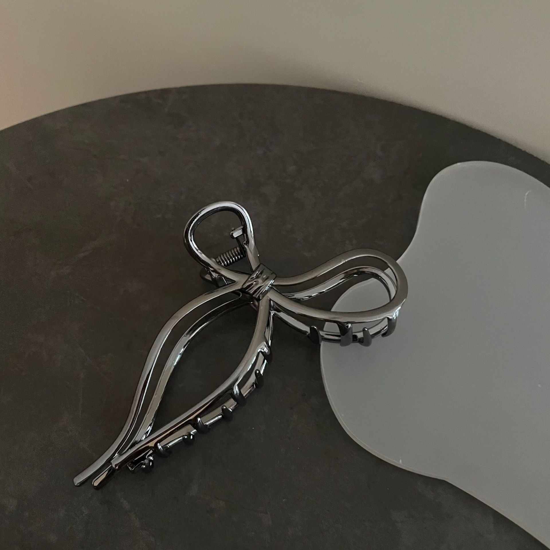 Abstract Clean Grunge Claw Clip
