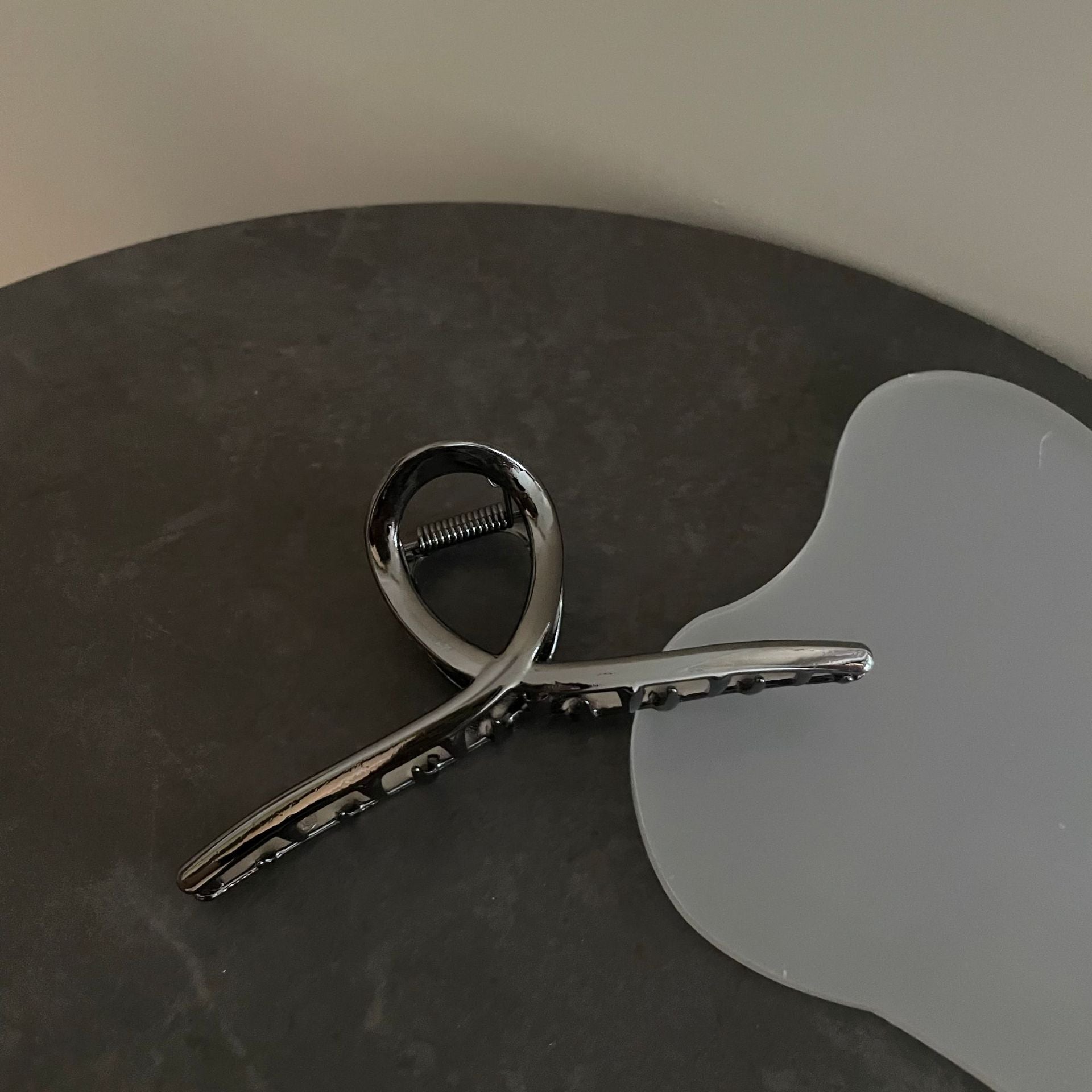 Abstract Clean Grunge Claw Clip