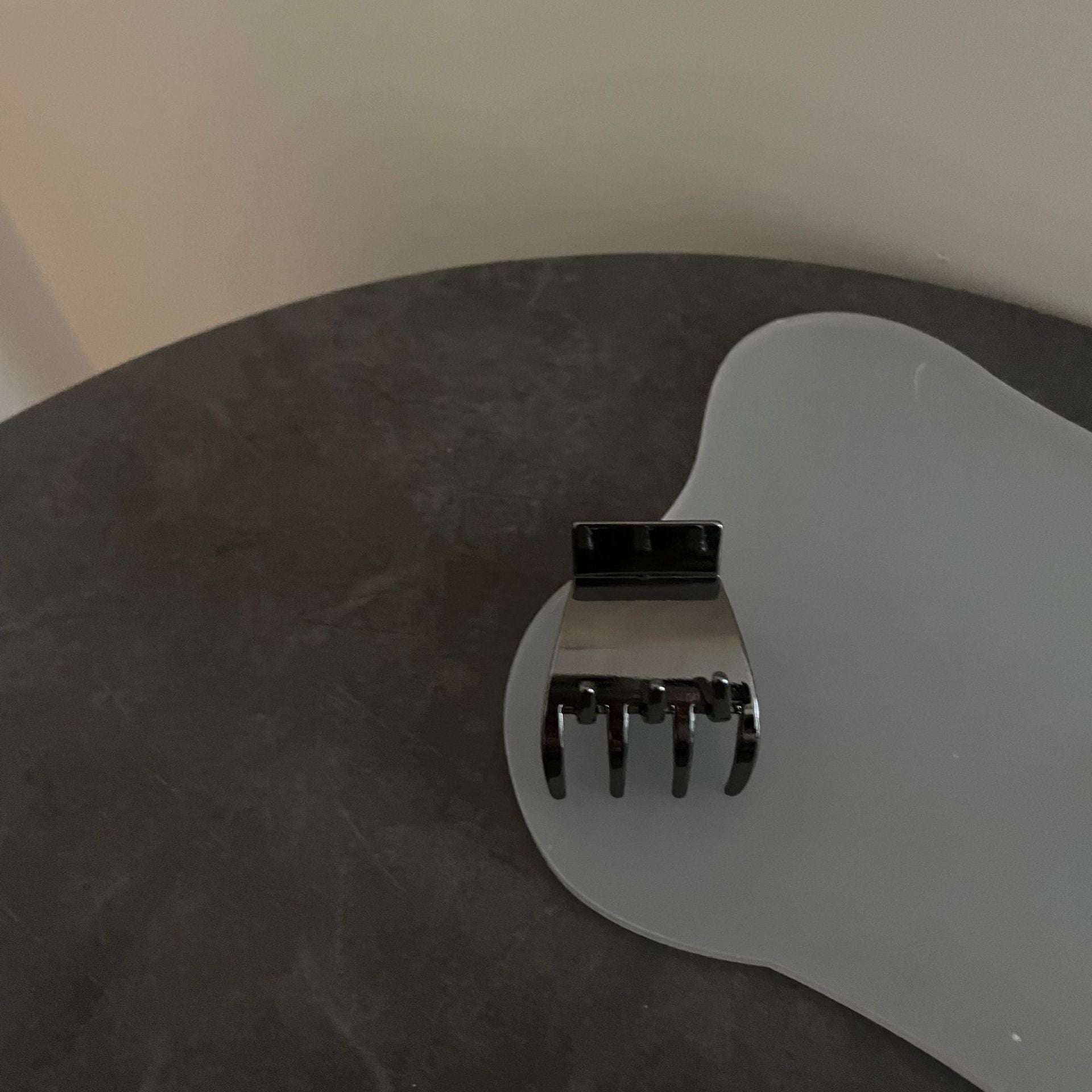 Abstract Clean Grunge Claw Clip
